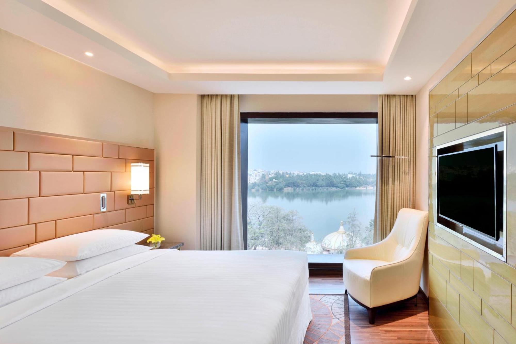 Courtyard By Marriott Bengaluru Hebbal Hotel Exterior foto